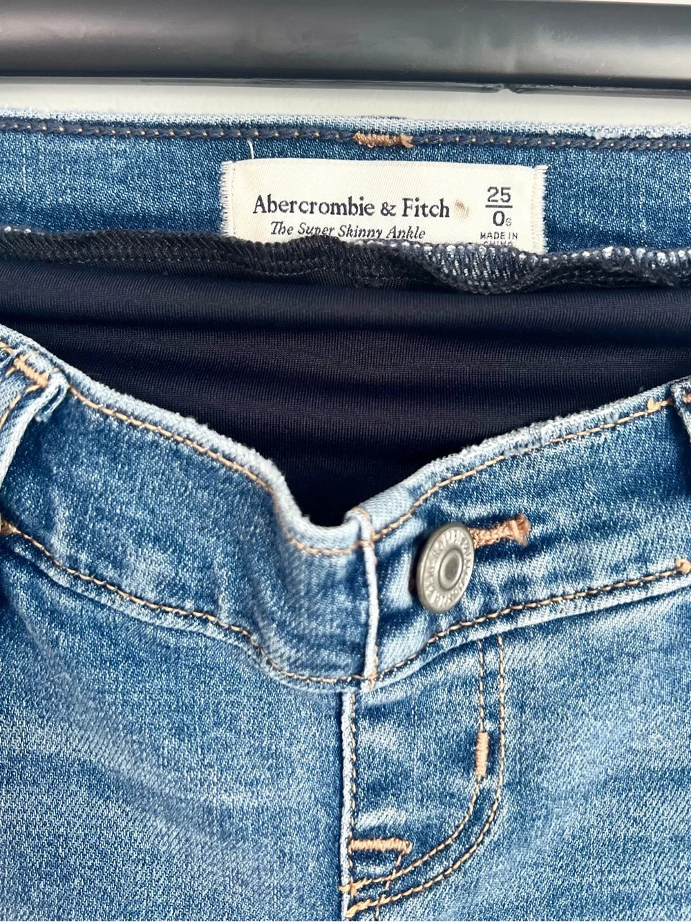 Abercrombie & Fitch The Super Skinny Ankle Jeans | Distressed Med Wash | 0s